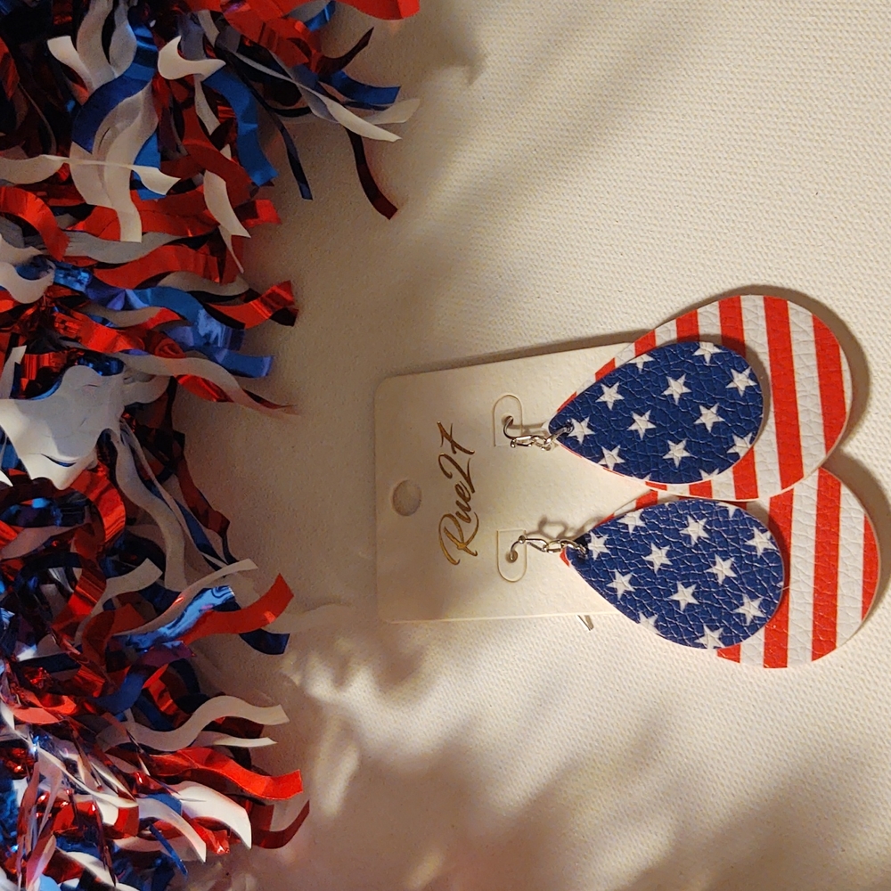 Leatherette USA flag print teardrop dangle drop earrings. NWT